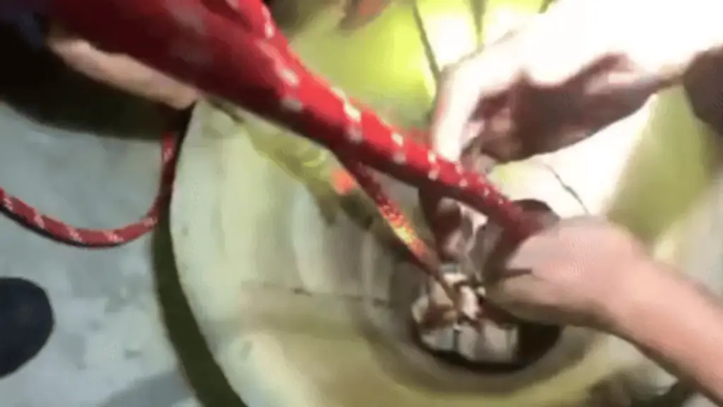 Cảnh sát giải cứu cô gái 22 tuổi bị rơi xuống giếng sâu