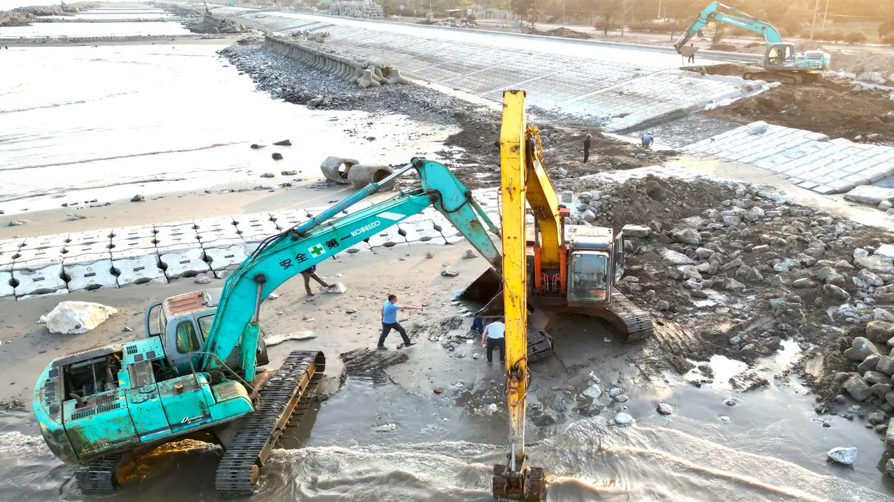 Chạy nước rút gia cố đê biển Hải Hậu trước mùa mưa bão