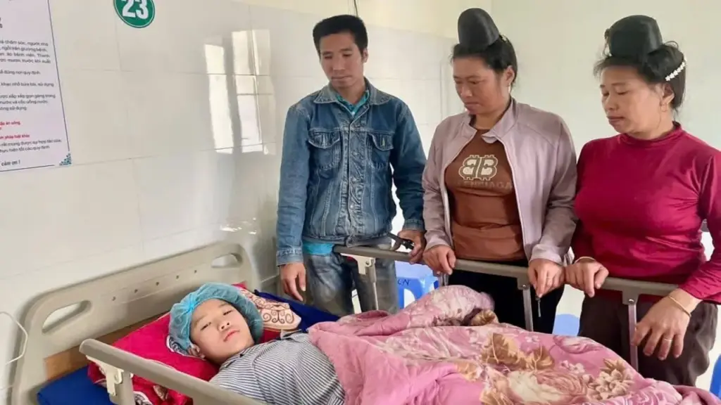 Chuyến rời bản cứu con của người cha nghèo