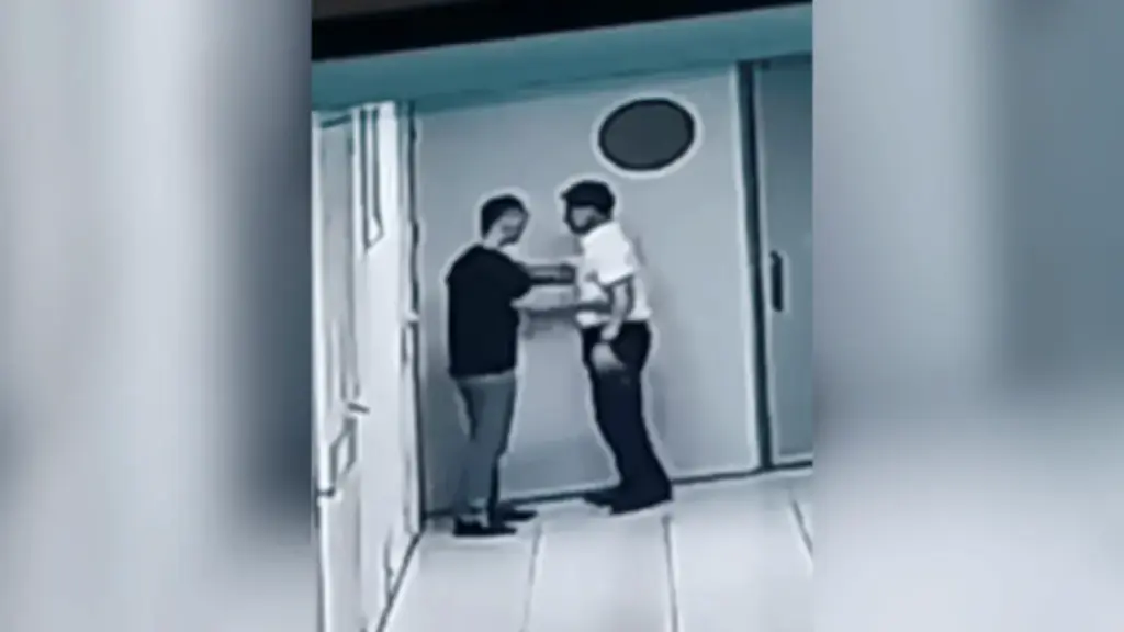 Hà Nội: Chủ siêu thị xông đến căn hộ chung cư đập cửa, chửi bới hai bà lão