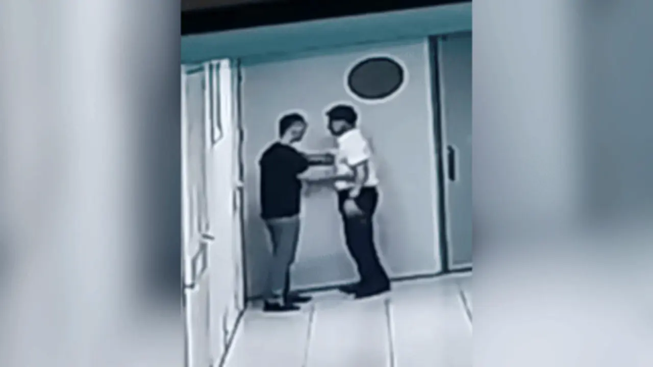 Hà Nội: Chủ siêu thị xông đến căn hộ chung cư đập cửa, chửi bới hai bà lão
