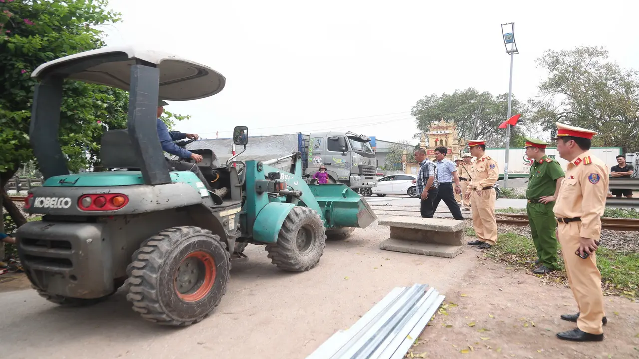 Hà Nội đóng hàng chục lối đi tự mở cắt ngang tuyến đường sắt Bắc - Nam