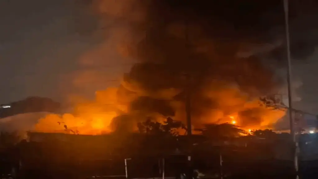 Kho xưởng ở Hà Nội cháy lớn, một người chết