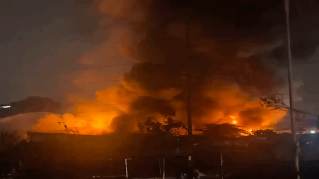 Kho xưởng ở Hà Nội cháy lớn, một người chết