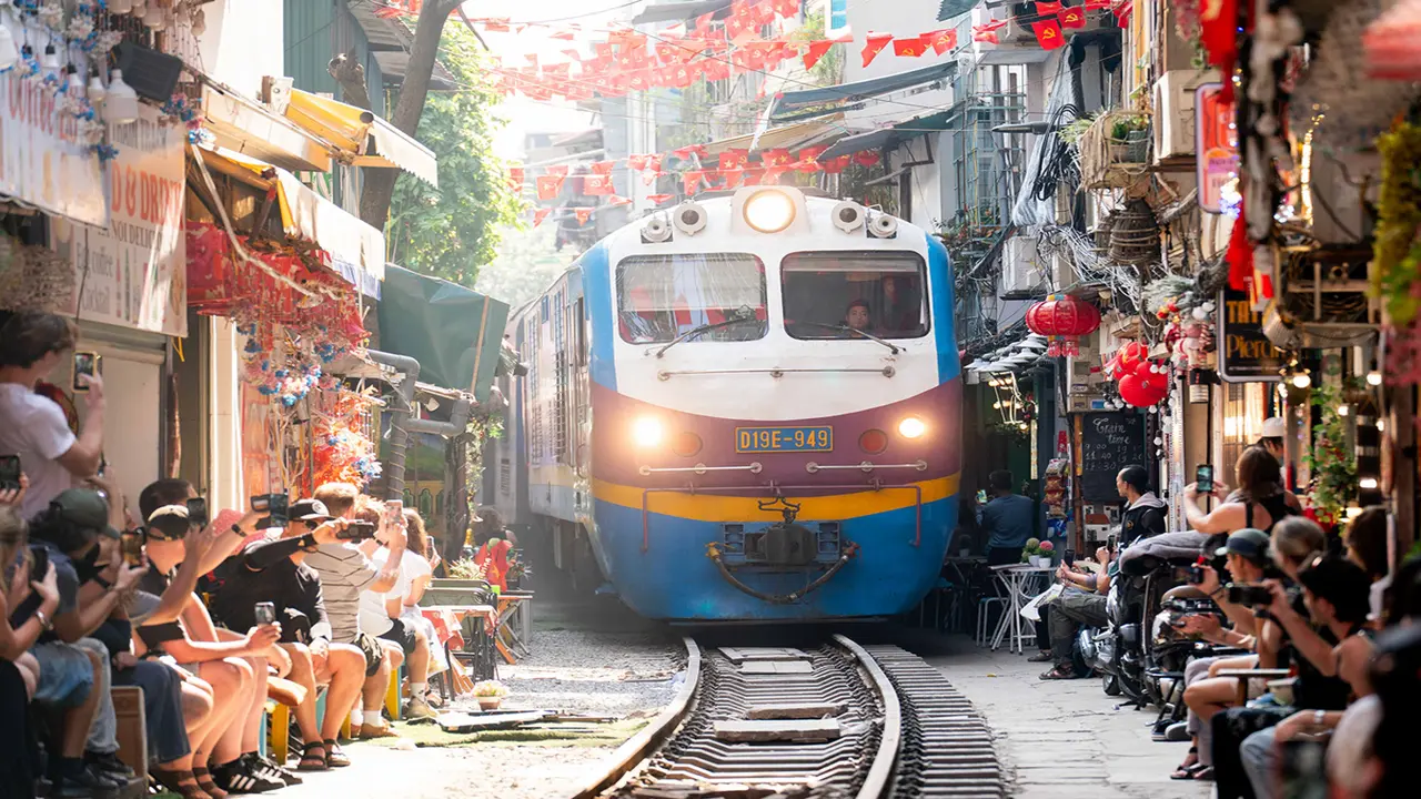 Mức phạt xe máy, ôtô vượt rào chắn đường sắt tăng gấp 4-6 lần