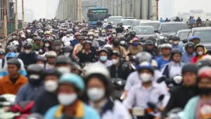 Người dân chật vật di chuyển qua cầu Chương Dương