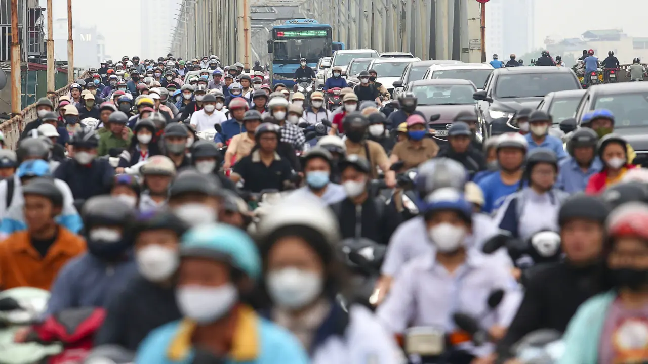 Người dân chật vật qua cầu Chương Dương