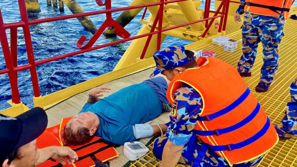 Nhà giàn DK1 cấp cứu ngư dân bị tai biến