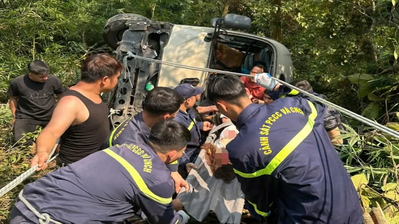 Ô tô khách 29 chỗ lao xuống vực ở Tam Đảo, 7 người bị thương