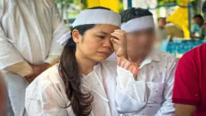 Vợ tài xế bị sát hại trong vụ án ở Quảng Trị bật khóc khi nhận sự sẻ chia