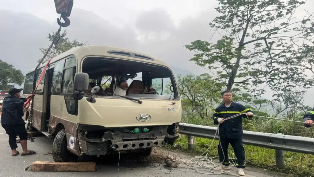 Vụ xe khách lao xuống vực đèo Tam Đảo: Nhiều nạn nhân chuyển về Việt Đức