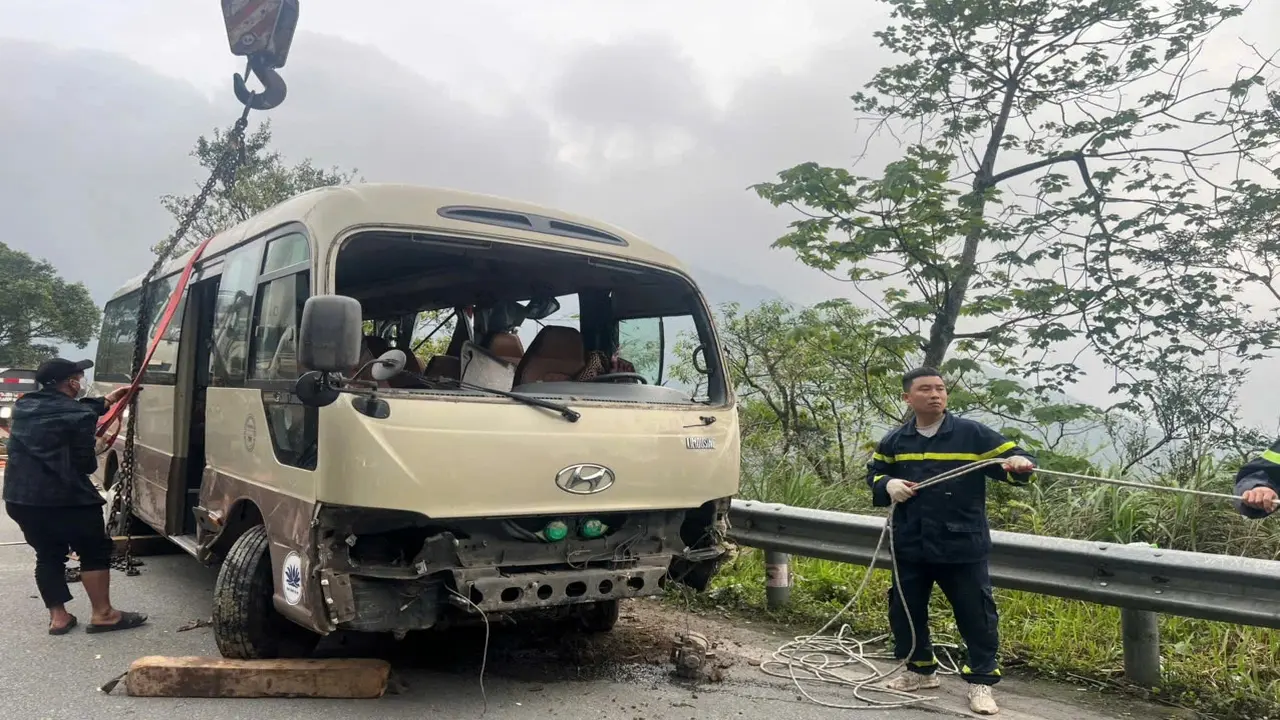 Vụ xe khách lao xuống vực đèo Tam Đảo: Nhiều nạn nhân chuyển về Việt Đức