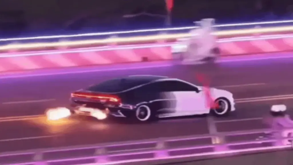 Xác minh ô tô nẹt pô, phát tia lửa khi lưu thông trên đại lộ