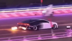 Xác minh ô tô nẹt pô, phát tia lửa khi lưu thông trên đại lộ