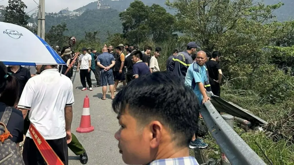 Xe 29 chỗ rơi xuống vực ở Tam Đảo