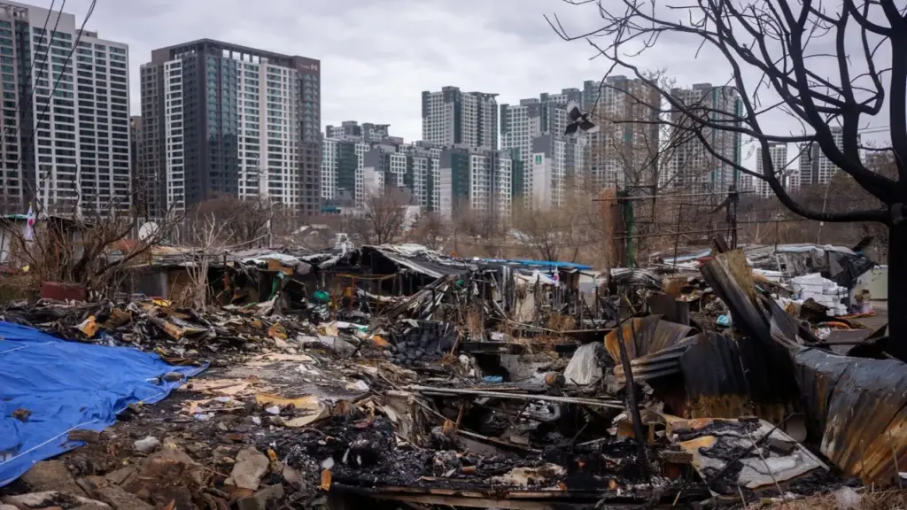 40 năm làm 'người vô hình' giữa phố nhà giàu Gangnam