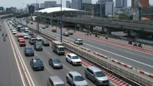 Ba ôtô tông liên hoàn ở cầu Sài Gòn, kẹt xe kéo dài