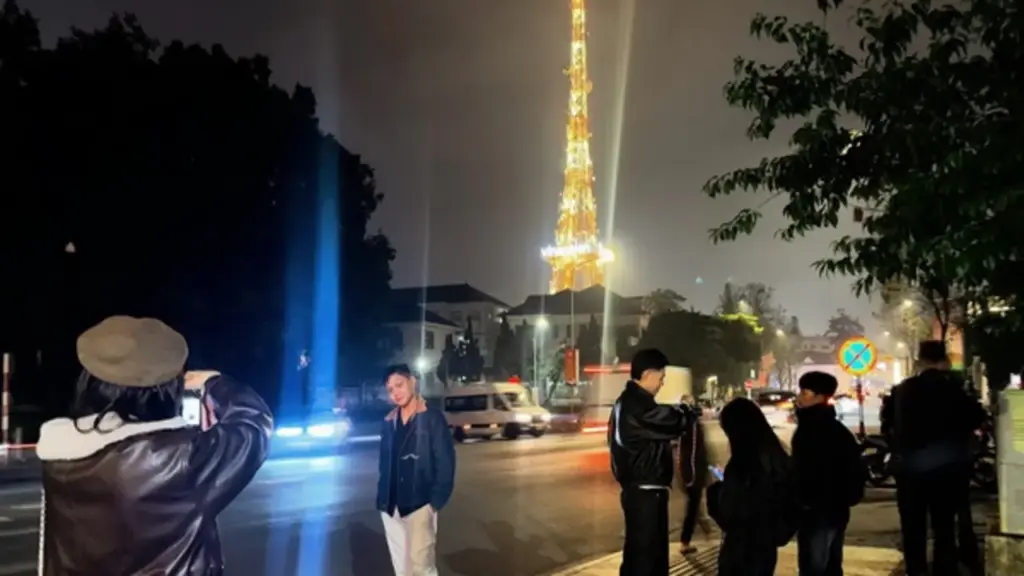 Bạn trẻ rủ nhau ‘săn’ ảnh ‘tháp Eiffel’ giữa lòng Đà Lạt