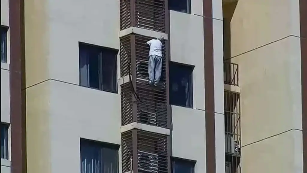 Bị kẹt trong phòng, cụ bà 89 tuổi trèo từ tầng 27 xuống tầng 21