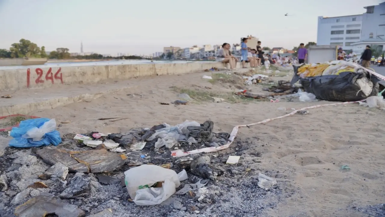 'Biển Gò Vấp' nhếch nhác vì khách xả rác