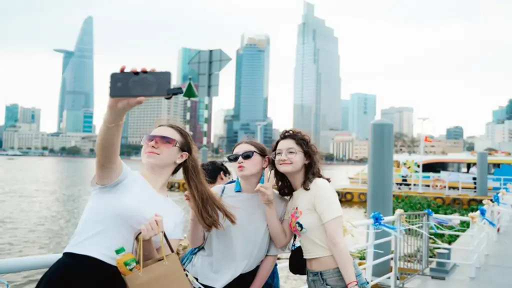 Bộ Nội vụ: Không đề xuất hoán đổi để nghỉ lễ 9 ngày dịp Giỗ Tổ Hùng Vương và 30-4, 1-5