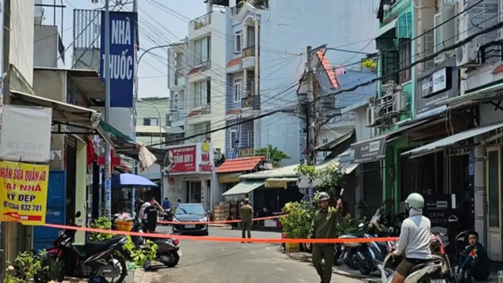 Cháy nhà trọ tại TP.HCM, 2 người chết: Khoảnh khắc sinh tử thả bé gái từ lầu cao xuống