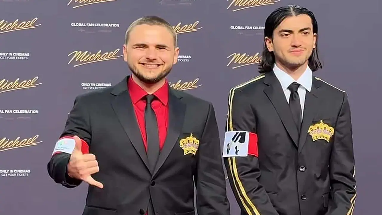 Con trai út Michael Jackson hiếm hoi đi thảm đỏ