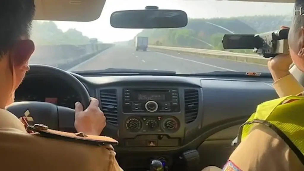 CSGT dùng xe hóa trang xử phạt gần 100 ôtô vi phạm trên cao tốc