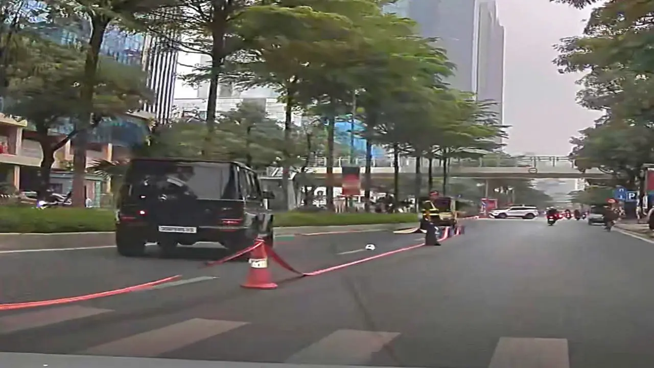 Cụ ông ở Hà Nội bị đâm tử vong khi sang đường