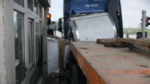 Cuộn thép đè cabin trạm thu phí, cửa ngõ TP HCM ùn tắc 2 km