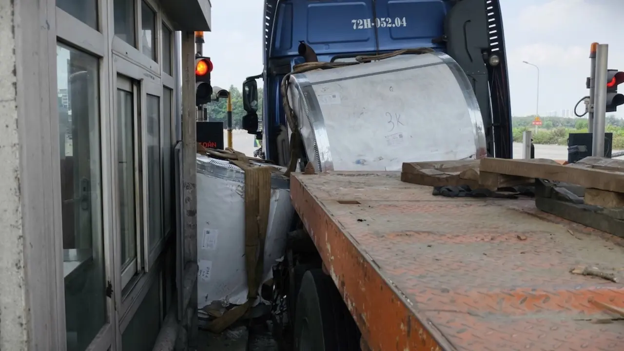 Cuộn thép đè cabin trạm thu phí, cửa ngõ TP HCM ùn tắc 2 km
