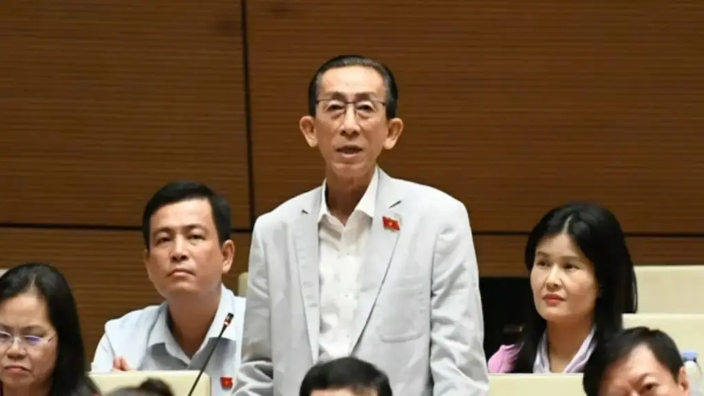 Đại biểu Quốc hội lo 'tát nước theo mưa' khi xăng dầu tăng giá