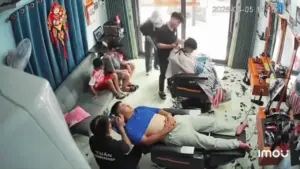 Dẫn con đi cắt tóc, mẹ tiện tay dọn dẹp khiến chủ 'đứng hình'