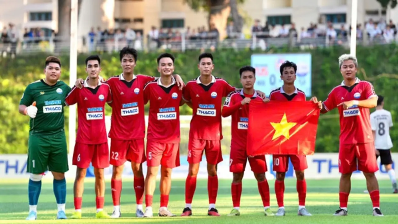 Đội bóng Trường ĐH Thủy lợi nhận thưởng hơn 1 tỉ đồng, cầu thủ đón 'mưa' học bổng
