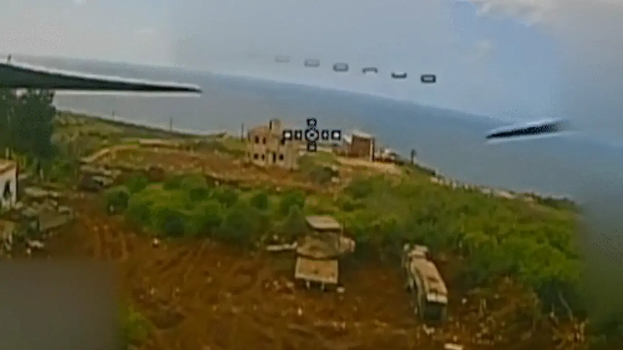 Drone Hezbollah tấn công loạt xe tăng tối tân của Israel