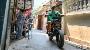 Gia đình khách Mỹ đạp xe luồn lách ngõ, đi chợ như người Hà Nội