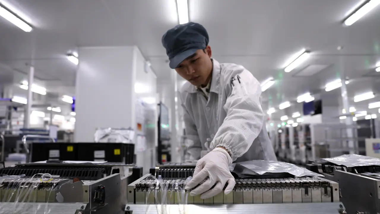 Giá hàng hóa xuất xưởng Trung Quốc lần đầu tăng sau 3 năm