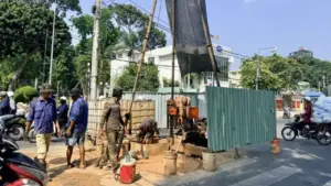 Hàng trăm lô cốt nằm giữa đường ở TP.HCM, gây khó lưu thông: Khi nào chấm dứt?