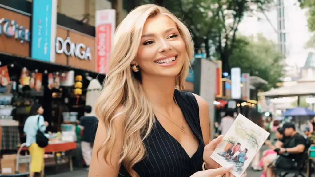 Hoa hậu người Mỹ Yolina Lindquist dạo phố, check-in bưu điện, đường sách TP.HCM