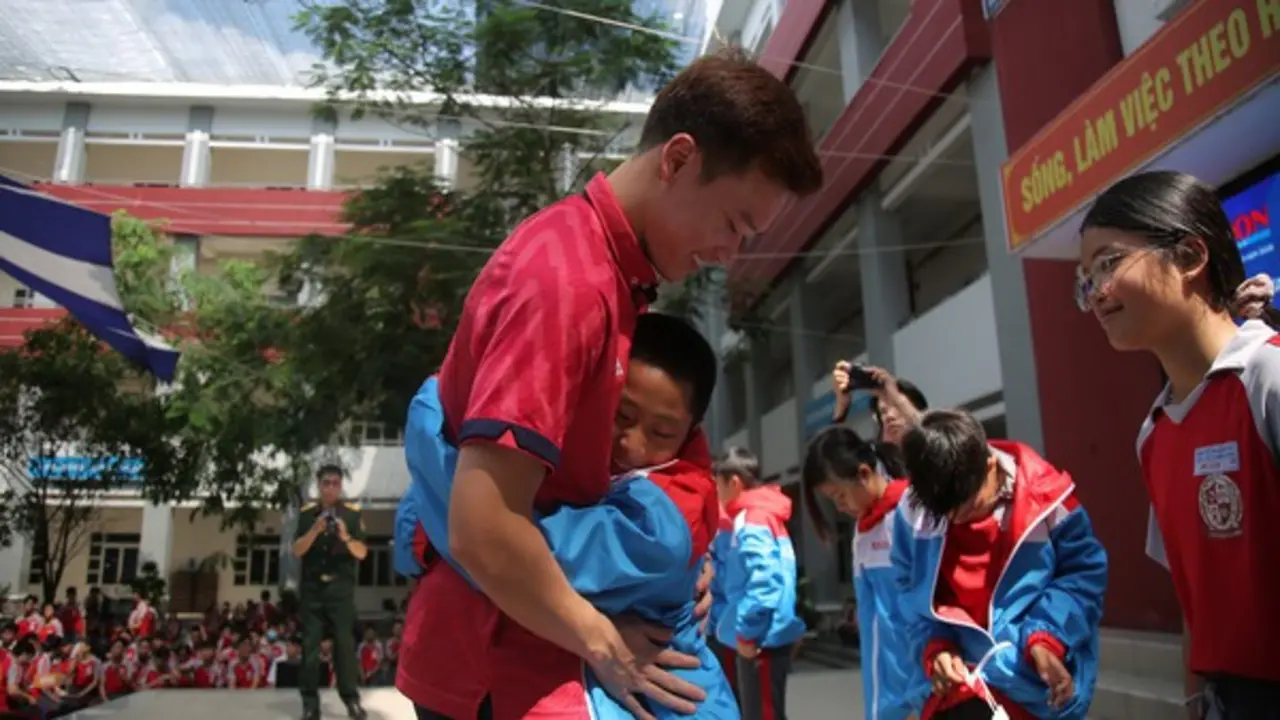 Hoàng Đức trở lại với món quà bất ngờ, tiếp lửa giấc mơ học sinh hiếu học