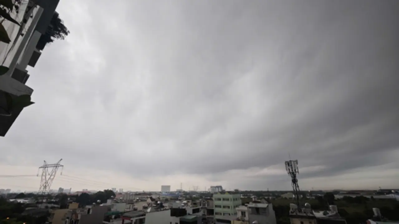 Hôm nay, TP.HCM có mưa trái mùa, tuần sau nắng nóng gia tăng