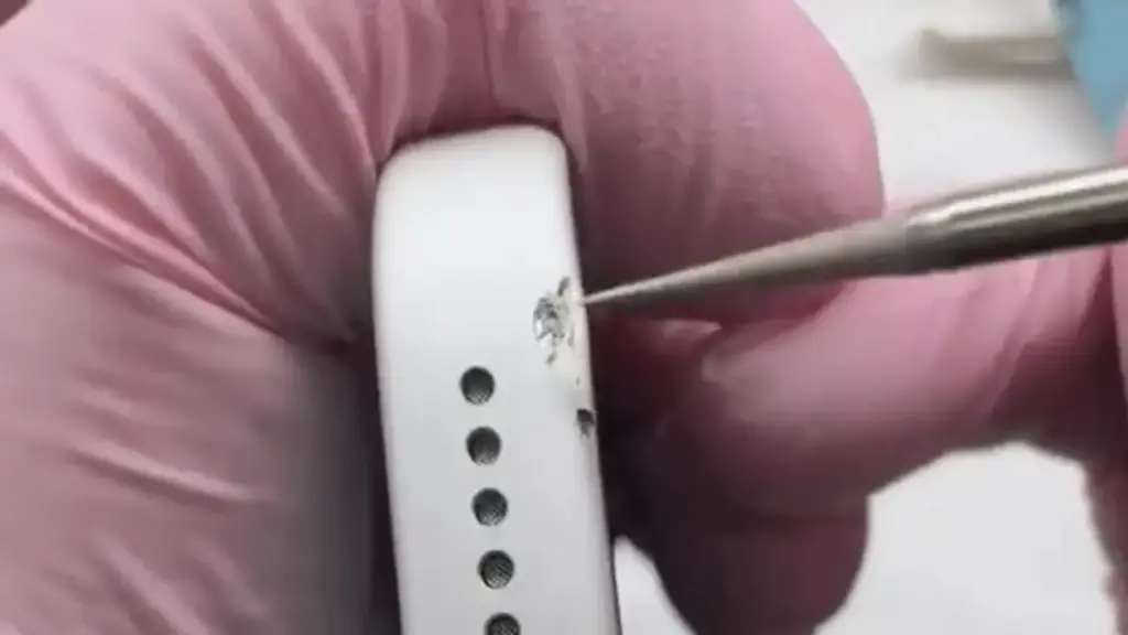 iPhone 17 Pro dễ trầy xước, thợ Trung Quốc 'hô biến' như mới