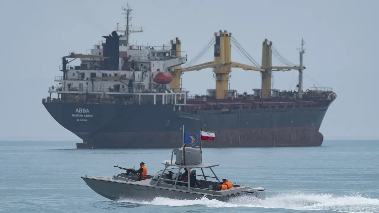 Iran tuyên bố sẽ tấn công các tàu qua eo biển Hormuz