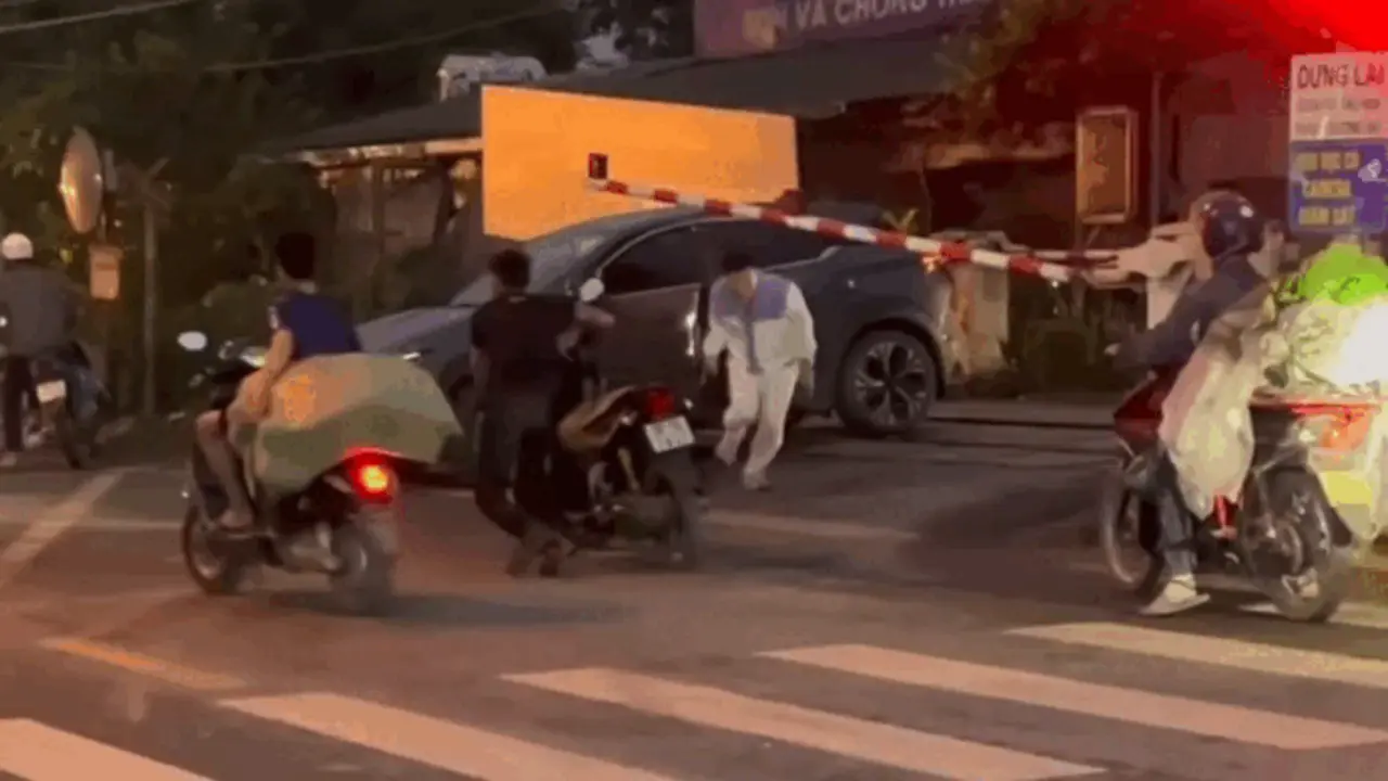 Kẹt trên đường ray, ôtô bị tàu hỏa tông văng