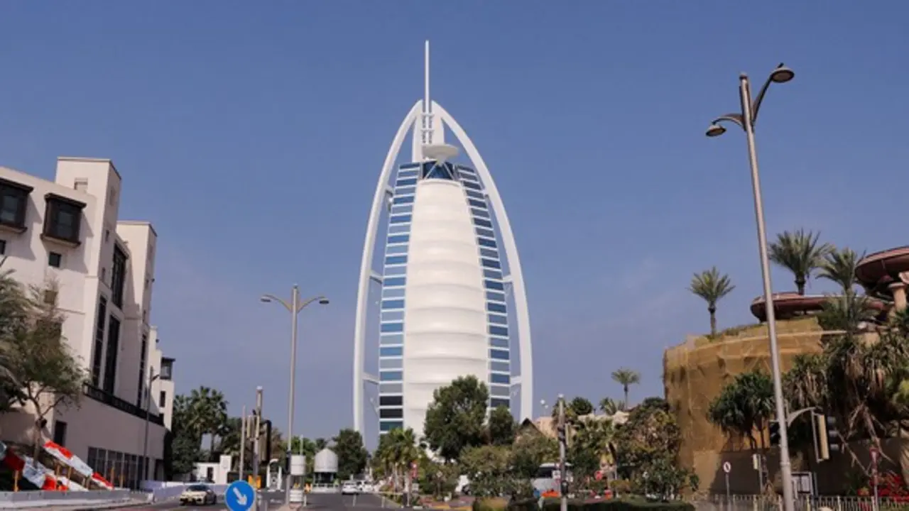 Khách sạn ‘cánh buồm’ nổi tiếng ở Dubai đóng cửa 18 tháng