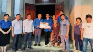 Khen thưởng nam sinh lớp 10 lao ra biển cứu 2 người giữa dòng xoáy