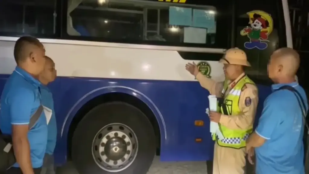 Không có bằng lái vẫn chạy xe khách trên cao tốc, bị phạt hơn 93 triệu đồng