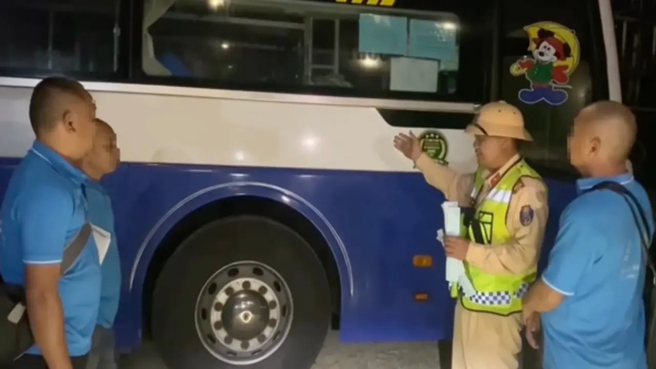 Không có bằng lái vẫn chạy xe khách trên cao tốc, bị phạt hơn 93 triệu đồng