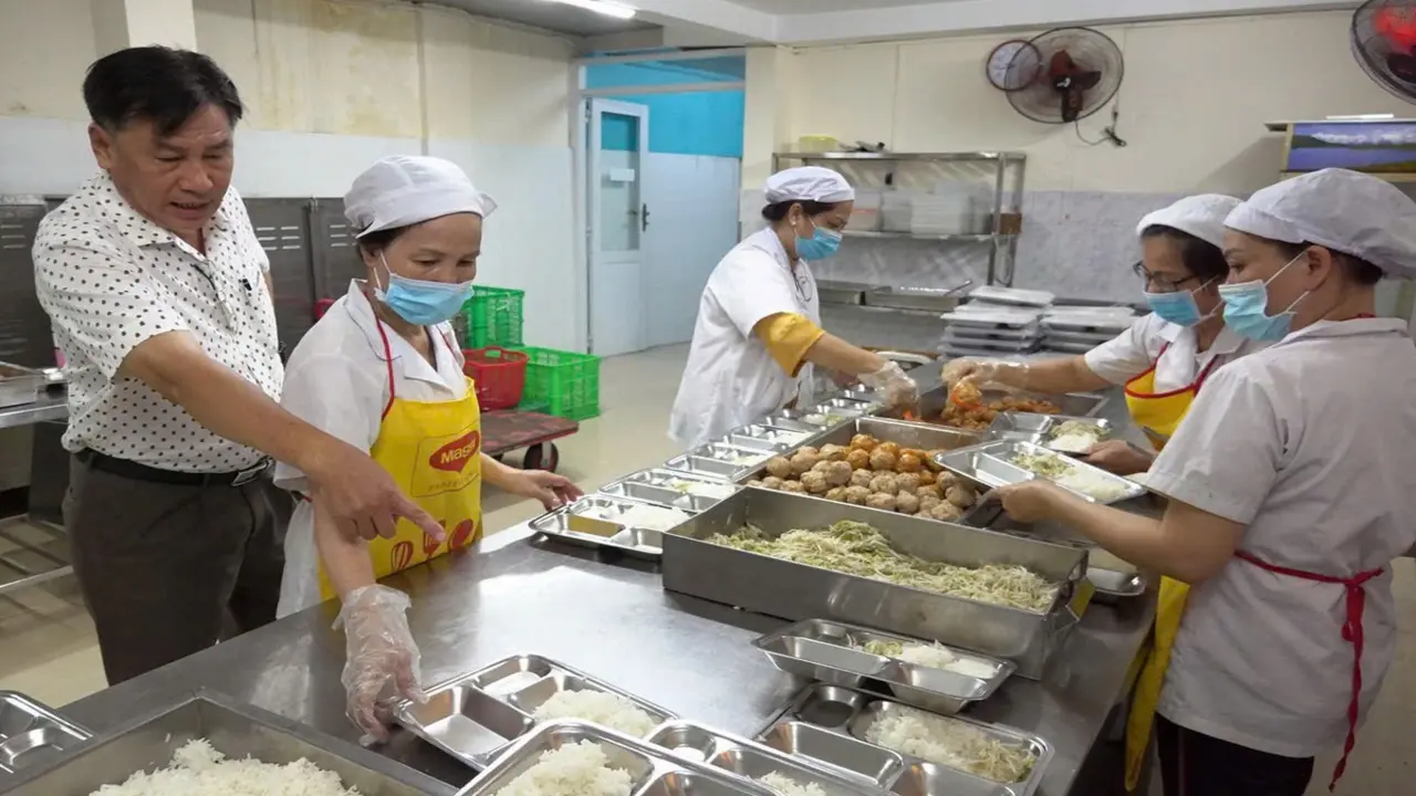 Lo ngộ độc thực phẩm, TP.HCM làm gì để siết chuỗi cung ứng suất ăn trường học?
