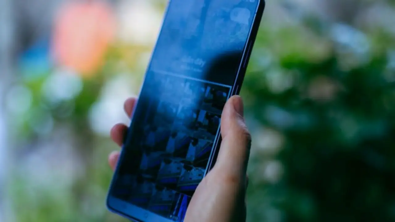 Lý do nhiều người thích nhìn trộm màn hình smartphone người khác